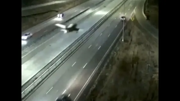 تصادف هواپیما با ماشین در بزرگراهی در آمریکا + فیلم