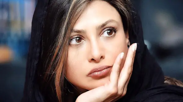 آزاده صمدی بعد از طلاق زیر و رو شد / خانم بازیگر در بیابان به دنبال کیست ؟!