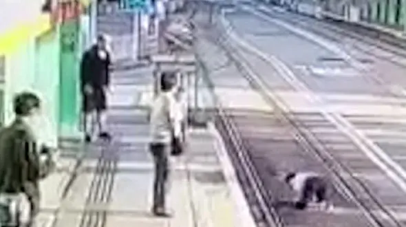 فیلم لحظه هل دادن یک زن به ریل قطار/ مرد پلید در کمین او بود