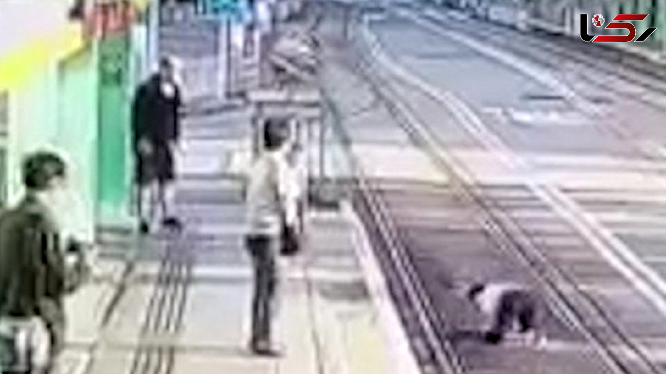 فیلم لحظه هل دادن یک زن به ریل قطار/ مرد پلید در کمین او بود