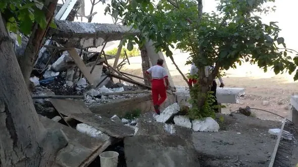 زنده خارج کردن  4 کارگر از زیر آوار ساختمانی در ساوجبلاغ