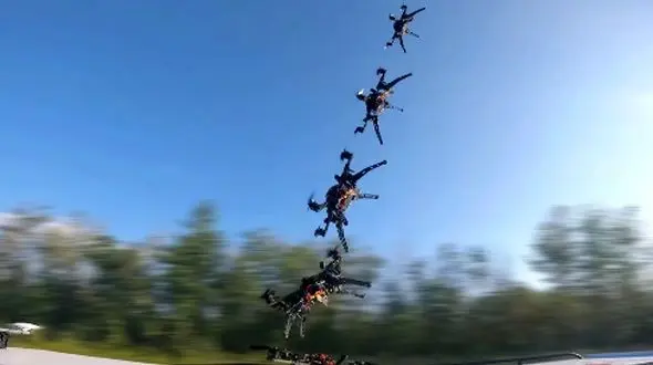 حرکت خیره‌ کننده پهپاد: فرود مستقیم روی ماشین در مسیر