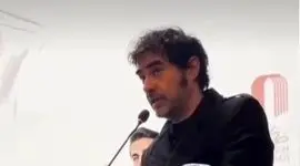 فیلم / بوسه شهاب حسینی بر دست پدر جواد گنجی جانباخته درحوادث دی ماه / آماده همه نوع همکاری برای آزادی بازداشتی ها هستم