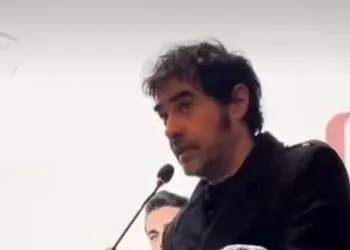 فیلم / بوسه شهاب حسینی بر دست پدر جواد گنجی جانباخته درحوادث دی ماه / آماده همه نوع همکاری برای آزادی بازداشتی ها هستم