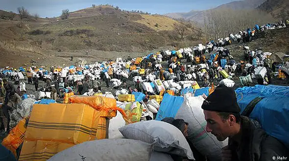 وعده های پوچ مسئولان برای ایجاد اشتغال در مناطق مرزی/شب گذشته چند کولبر  زخمی شده اند/ 50 درصد کولبران مدرک بالای لیسانس دارند