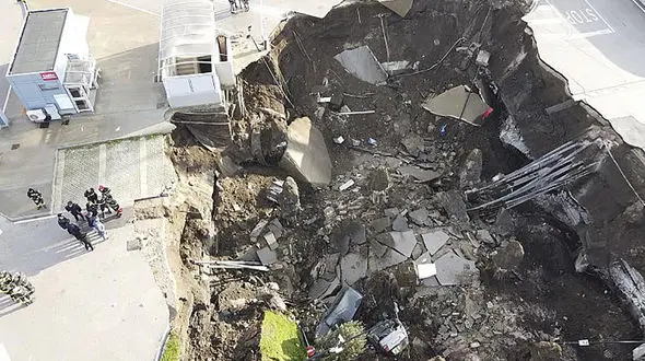 فیلم هولناک از دهان باز کردن زمین در کنار بیمارستان