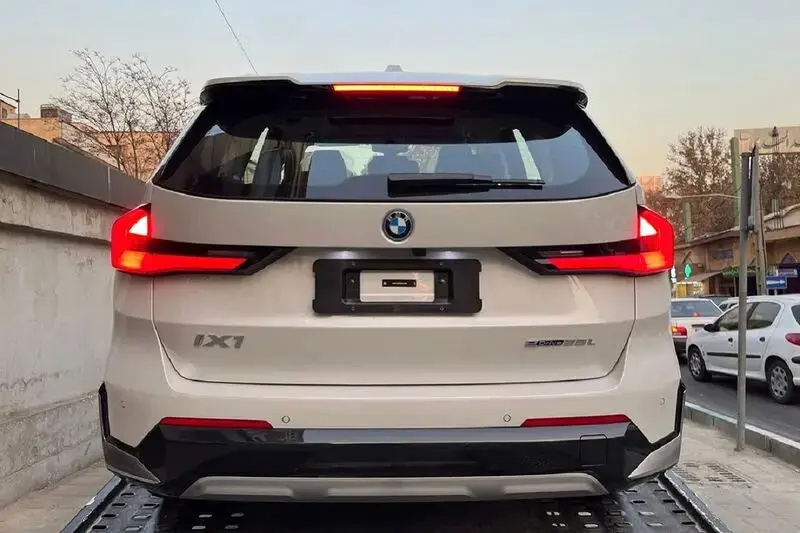 بی‌ام‌و iX1 2025