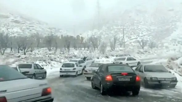 ببینید / گرفتار شدن خودروها در گردنه دهستان یبلاقی یزد به علت بارش برف