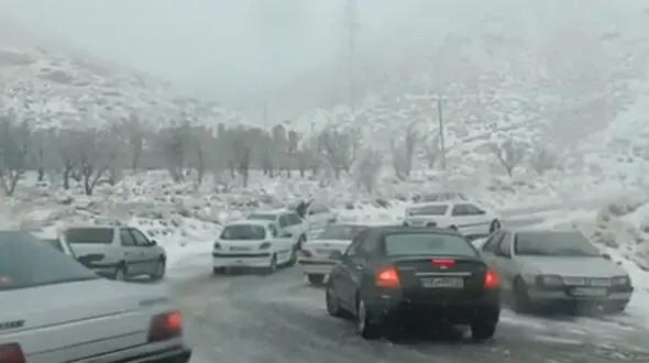 ببینید / گرفتار شدن خودروها در گردنه دهستان یبلاقی یزد به علت بارش برف