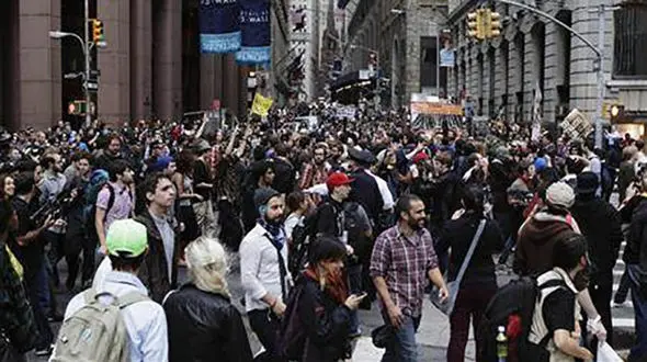 آزار و اذیت گروهی پسران دانشجو به یک دختر در محوطه دانشگاه