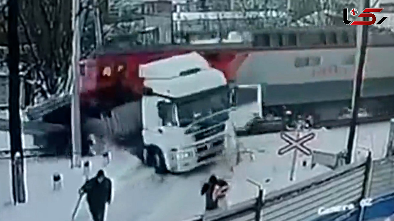 تصادف با یک کامیون و یک لوکوموتیو دیزل، در یک گذرگاه راه آهن