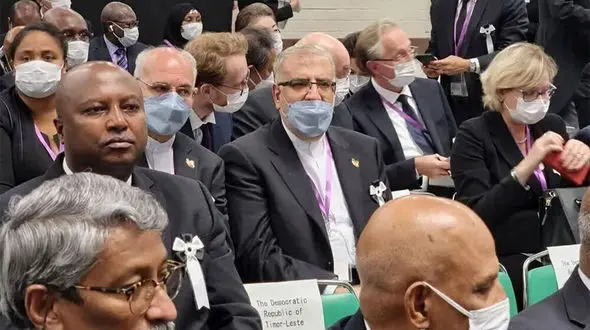 نحوه عجیب ماسک زدن وزیر نفت ایران در آیین تدفین نخست وزیر ژاپن + عکس