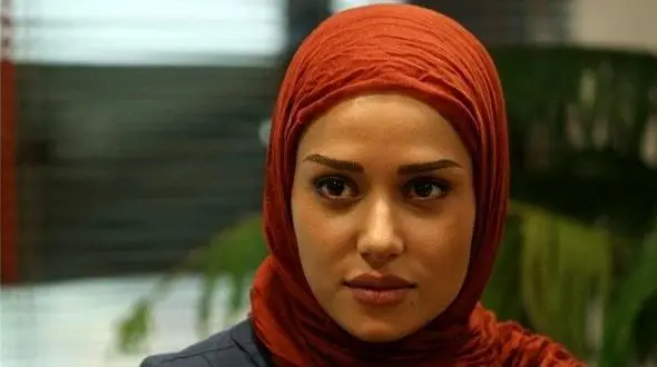 نگاهی به خانه ابدی پدر پریناز ایزدیار، مهناز فیلم زن و بچه با سنگ نوشته زیبایی از شعر حافظ/ روحش شاد و یادش گرامی+عکس