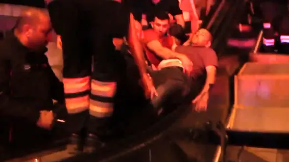 عملیات نجات یک مرد که پایش در پله برقی گیر کرده بود + فیلم 