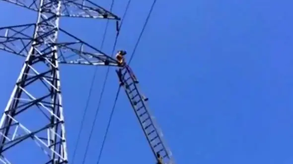 فیلم لحظه خودکشی پسر جوان در بوکان ! 