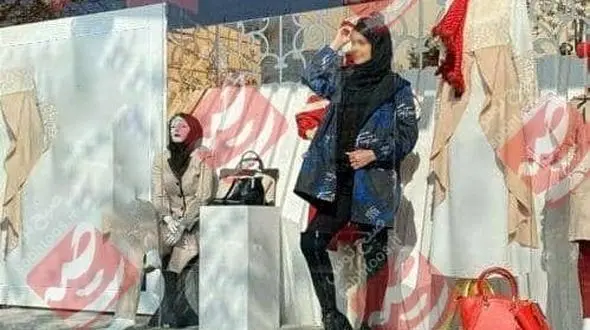 

استفاده از مانکنِ زنده خانم در بوتیک مشهد!
