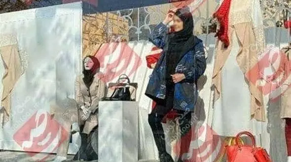 

استفاده از مانکنِ زنده خانم در بوتیک مشهد!
