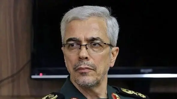 عکس پر ابهت  «سرلشکر باقری در حال پیاده شدن از هلیکوپتر سپاه » /  سفر در زمان به دهه 90
