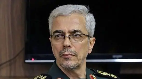 عکس پر ابهت  «سرلشکر باقری در حال پیاده شدن از هلیکوپتر سپاه » /  سفر در زمان به دهه 90