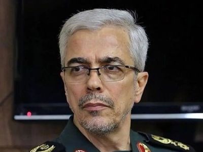 عکس پر ابهت  «سرلشکر باقری در حال پیاده شدن از هلیکوپتر سپاه » /  سفر در زمان به دهه 90