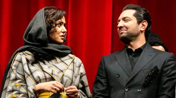 پیاده روی بهرام رادان و پریناز ایزدیار دست در دست هم در دشت و دمن