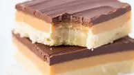 فیلم / طرز تهیه اسلایس کاراملی یخچالی با بافتی لطیف 