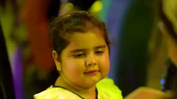 فیلم آواز شاد /  دختر بچه جوجو با آهنگ دل ای دل میخونه تا دوربین میبینه نازش هزار برابر میشه