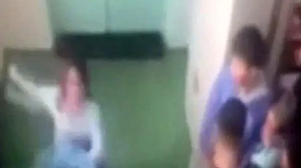 آزار یک زن توسط مرد ناشناس جلوی چشمان همکاران بی غیرت / چین