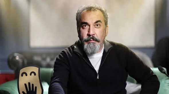 ماجرای فلج شدن نیمی از صورت سیامک انصاری برای بازی در سریال مهران مدیری