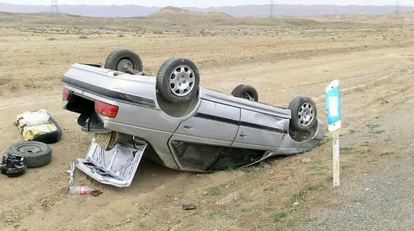 واژگونی خودروی پژو پارس در محور محلات_ دلیجان
