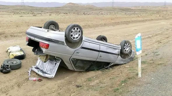 واژگونی خودروی پژو پارس در محور محلات_ دلیجان