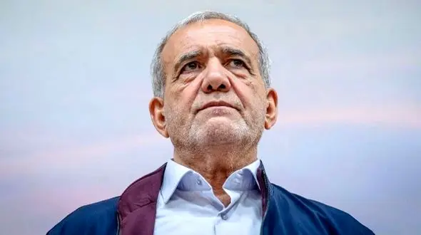 عکس سفر در زمان/ کودکی «مسعود پزشکیان» کنار پدر نظامی جذاب و مادرش با لباس کردی / ارومیه سال 1338