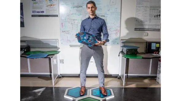 کاشی هوشمندی که با قدم زدن کاربران برق تولید می کند