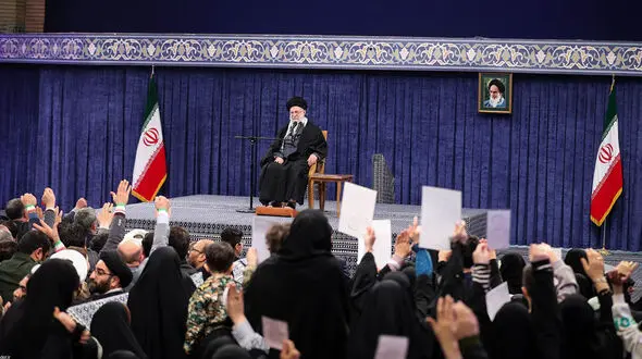 رهبری انقلاب : همه ۳ دسته جان‌باختگان را بچه‌های خود می‌دانیم / خطرناک‌تر از ناو، سلاحی است که می‌تواند ناو را به قعر دریا فرو ببرد