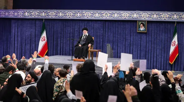 رهبری انقلاب : همه ۳ دسته جان‌باختگان را بچه‌های خود می‌دانیم / خطرناک‌تر از ناو، سلاحی است که می‌تواند ناو را به قعر دریا فرو ببرد