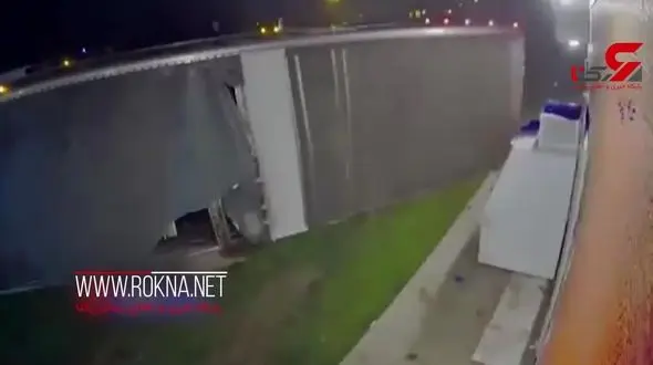 پرتاب گاوها به خیابان در پی چپ کردن تریلی با سرعت زیاد+ فیلم /آمریکا