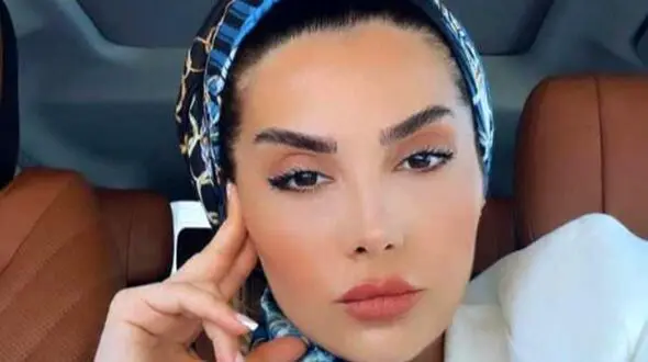 دکوراسیون  اتاق دنج و خلوت مونا  فائزپور همسر ارسطو پایتخت / دکور زیبای اتاق همسر احمد مهرانفر با آباژور قدی