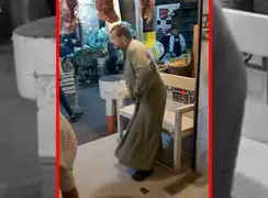 فیلم دست دادن سگ و واکنش احساسی قصاب