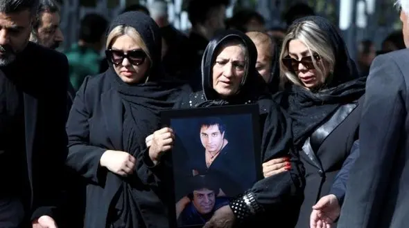 فیلم / ینگاهی تلخ به کِل کشون و گل ریزون جشن عروسی امید جهان و پایکوبی خواهرش بالای سر تابوتش