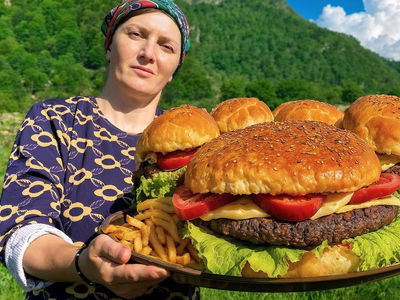 طعم واقعی غذای روستایی؛ دستور تهیه همبرگر در طبیعت آذربایجان + فیلم