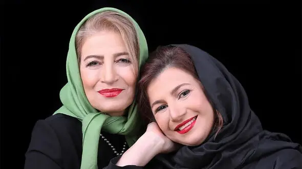 فیلم / شوخی با سن و سال لیلی رشیدی توسط مادرش جلوی مردم / دخترم 70 سالشه