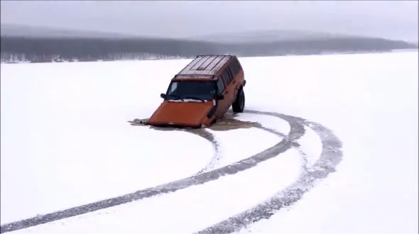 وحشتناک ترین تصادف ماشین های غول پیکر روی یخ  + فیلم و عکس