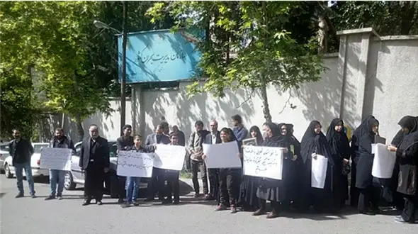 تجمع خانواده‌های جان باختگان حادثه هواپیمای تهران- یاسوج مقابل سازمان مدیریت بحران + تصاویر