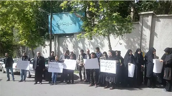 تجمع خانواده‌های جان باختگان حادثه هواپیمای تهران- یاسوج مقابل سازمان مدیریت بحران + تصاویر
