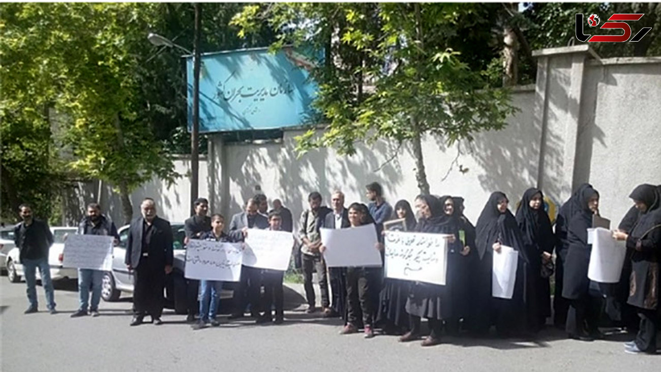 تجمع خانواده‌های جان باختگان حادثه هواپیمای تهران- یاسوج مقابل سازمان مدیریت بحران + تصاویر