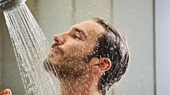 از دوش آب سرد غافل نشوید / منع دوش آب سرد برای چه افرادی است؟