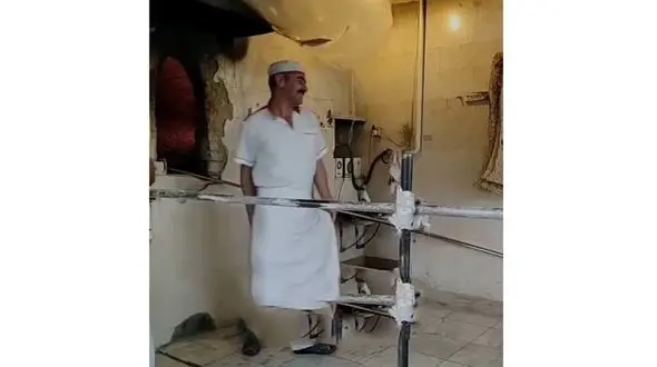 فیلم رقص قر و کمری شاطر در نانوایی سنگکی ! / زن و مرد دست می زنند ! / این شادی رو از ما نگیر !