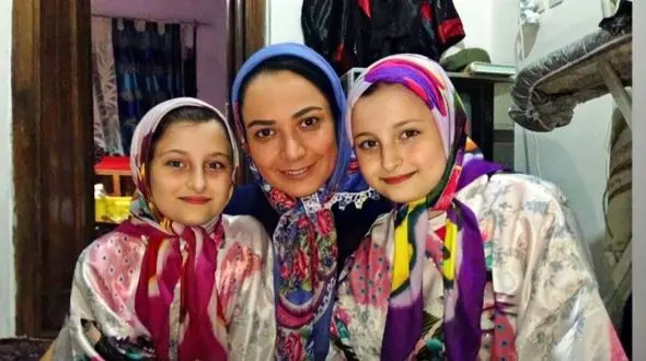 شوخی بامزه سارا و نیکای پایتخت و ارسطو با علیرضا خمسه در پشت صحنه سریال/ فقط ژستشون رو ببینید+عکس