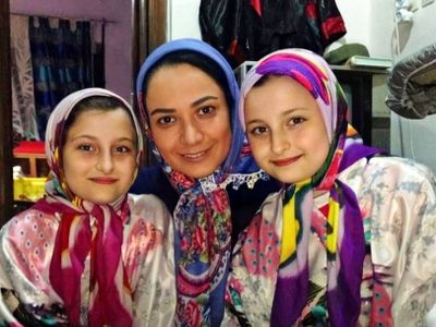 شوخی بامزه سارا و نیکای پایتخت و ارسطو با علیرضا خمسه در پشت صحنه سریال/ فقط ژستشون رو ببینید+عکس