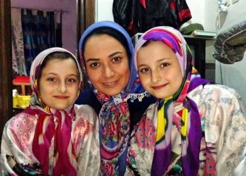 شوخی بامزه سارا و نیکای پایتخت و ارسطو با علیرضا خمسه در پشت صحنه سریال/ فقط ژستشون رو ببینید+عکس